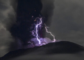 Alertă la cel mai înalt nivel în Indonezia, după ce vulcanul Ibu a erupt