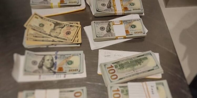 Предотвратили контрабанду на более 83 тыс. долларов: в аэропорту задержаны мужчина и женщина