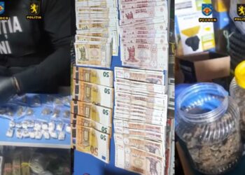Marijuana, vândută într-o gheretă de la piața din Ungheni. Polițiștii au efectuat 16 percheziții