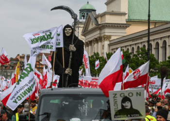 Fermierii polonezi și-au mutat protestele de la frontiera cu Ucraina, în Varșovia. Mii de oameni au strigat lozinci anti-europene