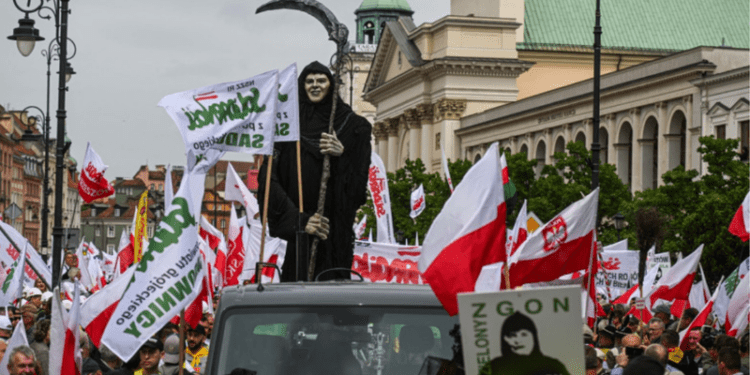 Fermierii polonezi și-au mutat protestele de la frontiera cu Ucraina, în Varșovia. Mii de oameni au strigat lozinci anti-europene