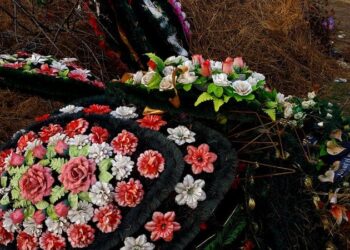 „Înlocuiți coroanele de plastic cu flori vii”. Agenția de Mediu, cu îndemn către cetățeni înainte de Paștele Blajinilor