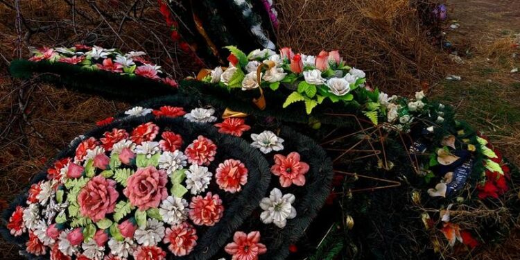 „Înlocuiți coroanele de plastic cu flori vii”. Agenția de Mediu, cu îndemn către cetățeni înainte de Paștele Blajinilor