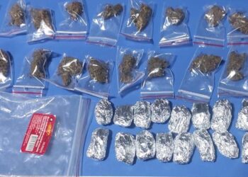 Cu drogurile în borcane: Doi bărbați a fost reținuți la Ungheni, iar 1,5 kg de marijuana au fost confiscate