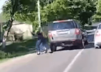 Edineț: Momentul în care o mașină trece peste linia continuă, în viteză și lovește în plin o femeie de la marginea carosabilului