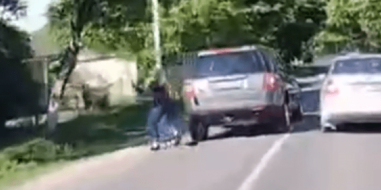 Edineț: Momentul în care o mașină trece peste linia continuă, în viteză și lovește în plin o femeie de la marginea carosabilului