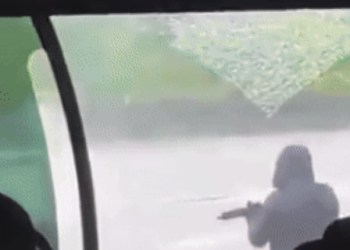 Evadare ca în filme, în Franța. Bărbați înarmați au oprit un convoi, au ucis doi gardieni și au fugit cu un deținut poreclit „Musca”