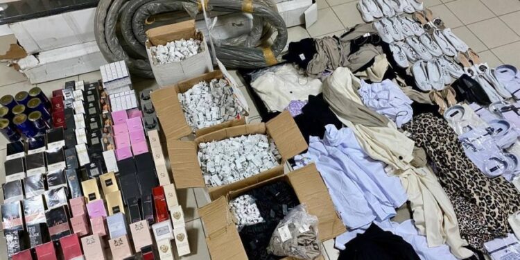 Haine, încălțăminte și parfumuri, transportate ilegal în Moldova. Cine nu a declarat marfa la vamă