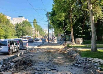 В Кишиневе до конца июня ограничат движение транспорта по бульвару Дечебал