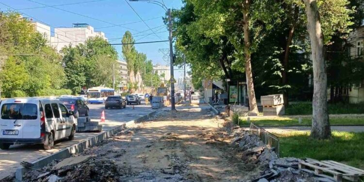 В Кишиневе до конца июня ограничат движение транспорта по бульвару Дечебал