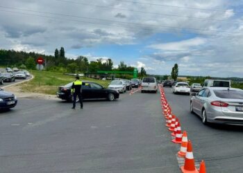 Chișinăuienii revin acasă după sărbătorile pascale. Cozi la intrare în capitală