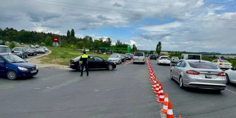 Chișinăuienii revin acasă după sărbătorile pascale. Cozi la intrare în capitală