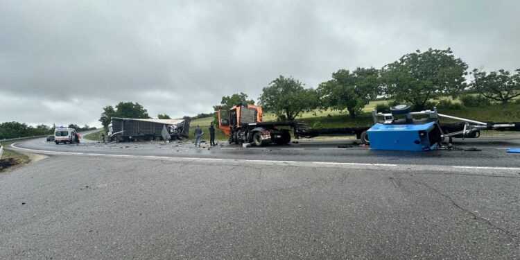 Grav accident la Orhei: Două camioane s-au ciocnit violent. O persoană a avut nevoie de îngrijiri medicale