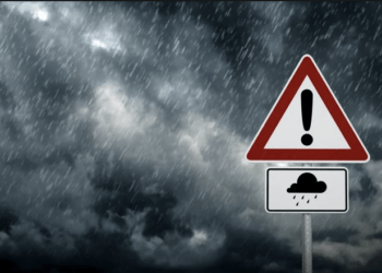 Meteorologii au emis COD GALBEN de ploi cu descărcări electrice, vânt puternic și grindină