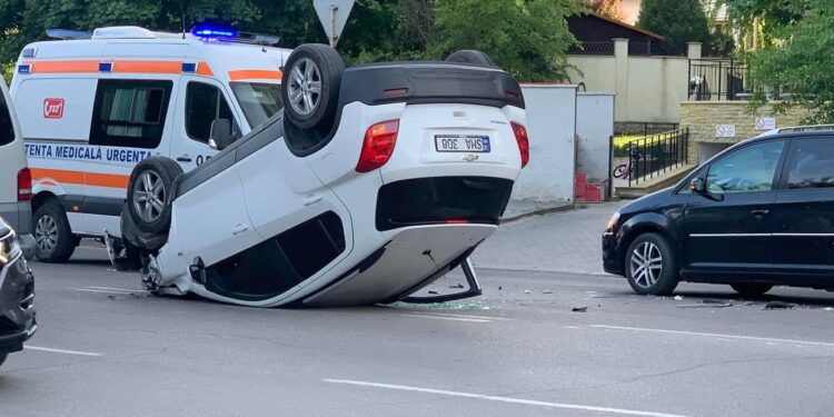 Приземлилась на крышу: ДТП в секторе Чеканы