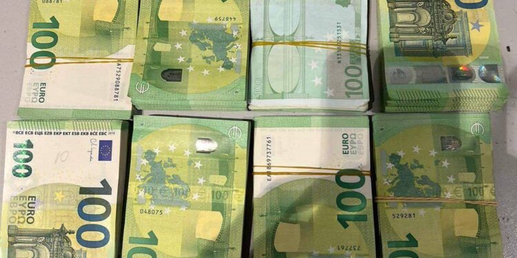 Prins în vamă cu bani nedeclarați. Un cetățean străin a încercat să aducă în Republica Moldova 75.000 de euro