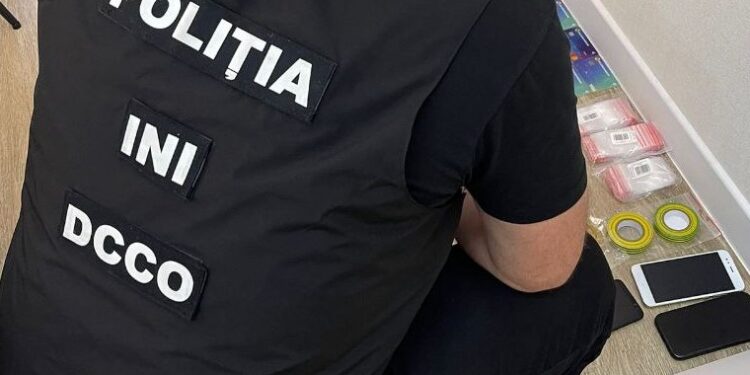 Grup infracțional de trafic de droguri deconspirat de poliția din Chișinău: rețineri și percheziții în capitală și extravilanul satului Tohatin
