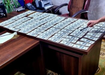 Percheziții la un call-centru din capitală: Un comisar l-a denunțat pe un ucrainean care i-ar fi propus 20 mii dolari, ca să-i protejeze „afacerea”