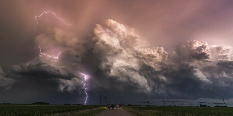 Moldova nu scapă de ploi puternice și grindină. Codul galben de vreme instabilă, prelungit