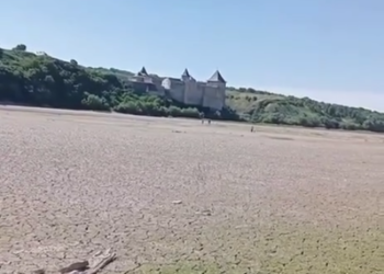 Возле Хотинской крепости в Украине пересох Днестр. Что говорят власти Молдовы