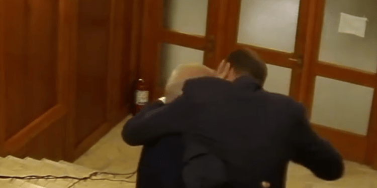 Укусил за нос и ударил коленом: в румынском парламенте произошла драка