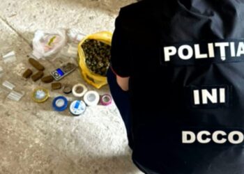 Aducea droguri din Portugalia și le vindea în Moldova. Doi tineri, luați pe sus de polițiști