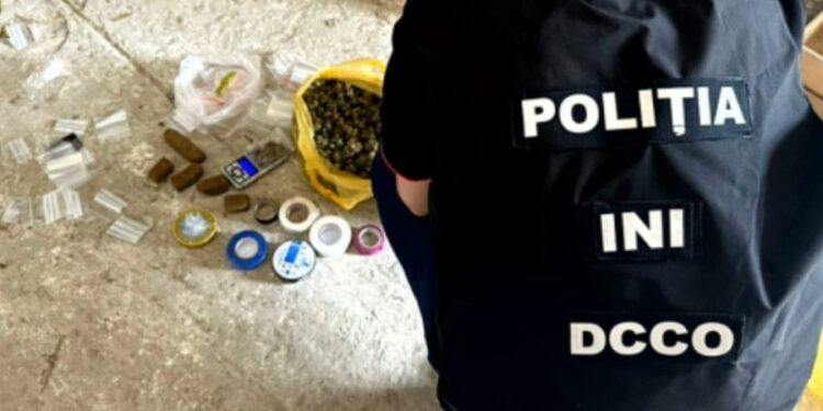 Aducea droguri din Portugalia și le vindea în Moldova. Doi tineri, luați pe sus de polițiști