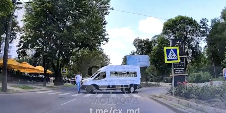 В Кишиневе микроавтобус сбил человека на пешеходном переходе
