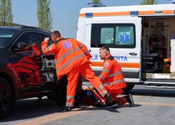 В Кишиневе врачи спасли ребенка, запертого в припаркованном на солнце автомобиле