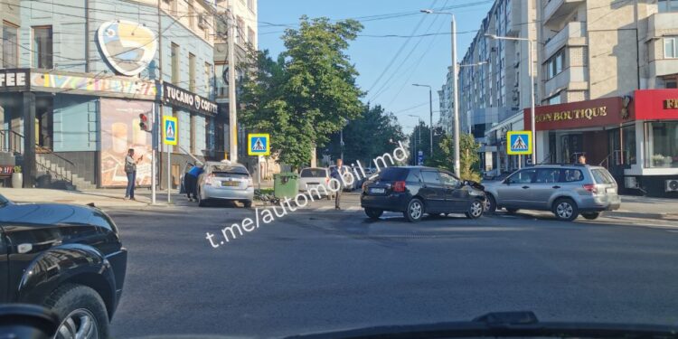 Авария в центре столице: Один из автомобилей снес светофор