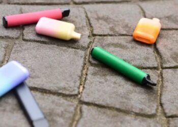 Посинела и потеряла сознание: 17-летняя девушка едва не умерла из-за любви к вейпам