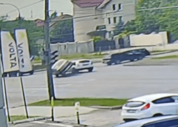 Авария в столице: В результате столкновения один из автомобилей перевернулся