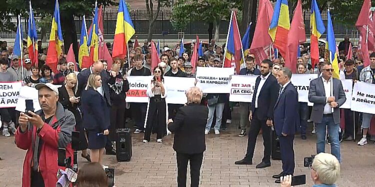 LIVE | Acțiune de protest în fața Parlamentului Republicii Moldova
