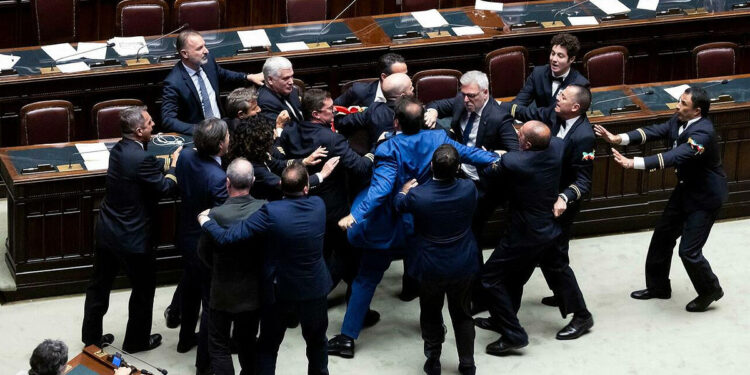 Итальянские депутаты устроили жёсткую драку в парламенте, пришлось вызывать скорую