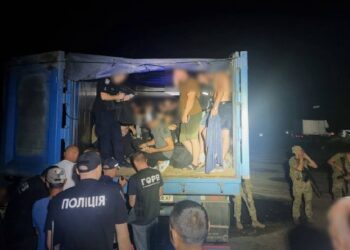 На границе с Молдовой задержали фуру с 40 мужчинами в прицепе