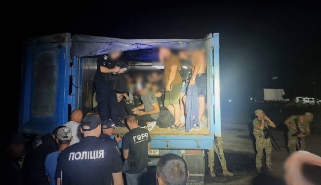 На границе с Молдовой задержали фуру с 40 мужчинами в прицепе