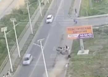 В российском городе Благовещенск автомобиль врезался в пешеходов. Среди погибших — дети