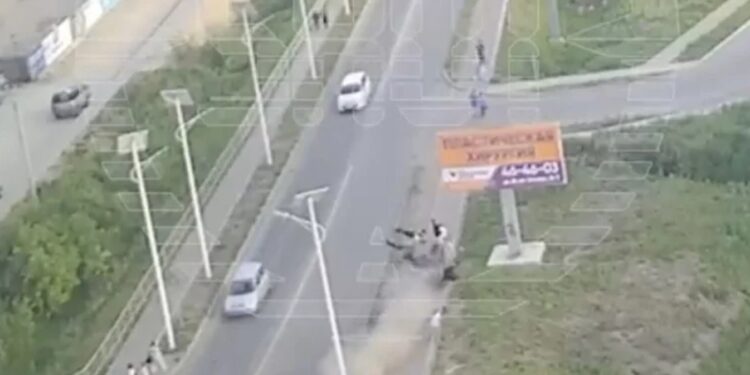 В российском городе Благовещенск автомобиль врезался в пешеходов. Среди погибших — дети