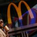 «Макдоналдс» отказался от использования ИИ после бекона в мороженом