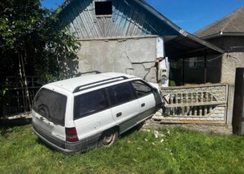 В Бричанах пьяный водитель протаранил забор и дом