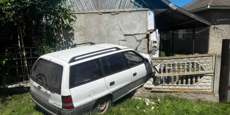 В Бричанах пьяный водитель протаранил забор и дом