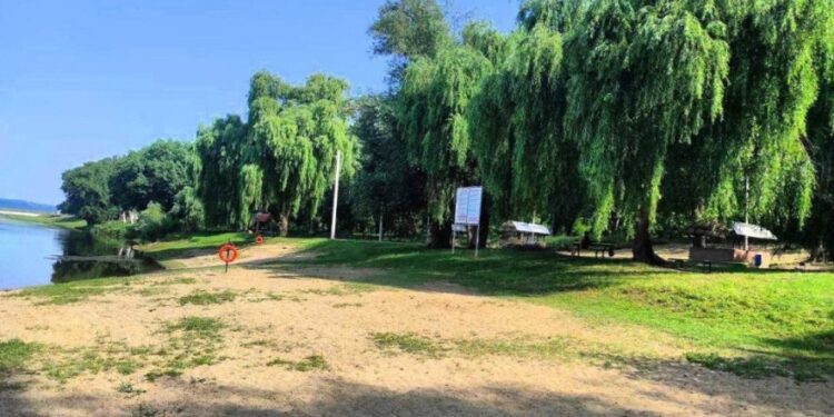 Чуть не утонули: на пляже в Дубоссарах спасли двух подростков