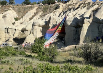 В турецкой Каппадокии воздушный шар с 22 пассажирами застрял между скалами