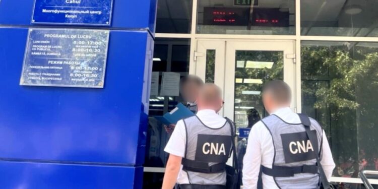 Требовал 400 евро за водительские права: НЦБК задержал мужчину из Кагула