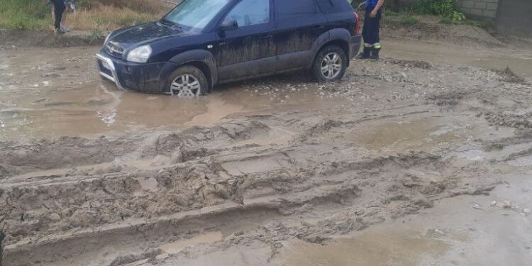 Непогода на юге страны: На размытых дорогах застряли авто и автобус