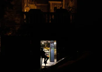 Почти по всей Украине ввели экстренные отключения электричества