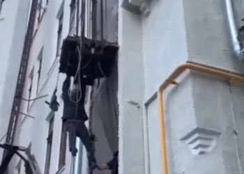 Шахта лифта с человеком обрушилась во время ремонтных работ в Москве