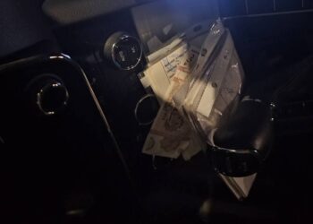 Au încercat să mituiască polițiștii, iar acum riscă închisoare. Doi bărbați din capitală, cercetați de autorități