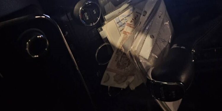 Au încercat să mituiască polițiștii, iar acum riscă închisoare. Doi bărbați din capitală, cercetați de autorități