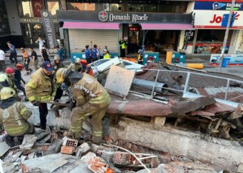 В Стамбуле обрушился жилой дом, под завалами находятся люди